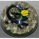 Glas. Paperweight / Briefbeschwerer. Tarsitano, Delmo. (Blauer Salamander am Boden mit gelber