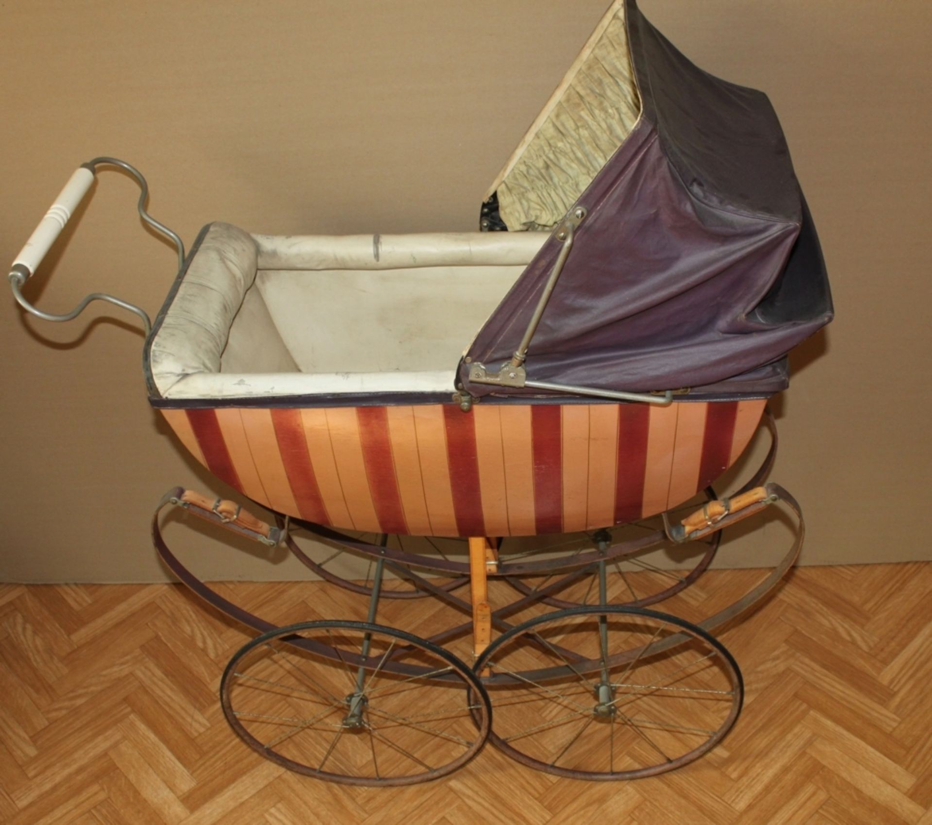 Kinderspielzeug. Puppenwagen mit zwei Fabrikationsschildchen "B. Frick; Korbmöbel  Puppenwagen; - Image 2 of 4