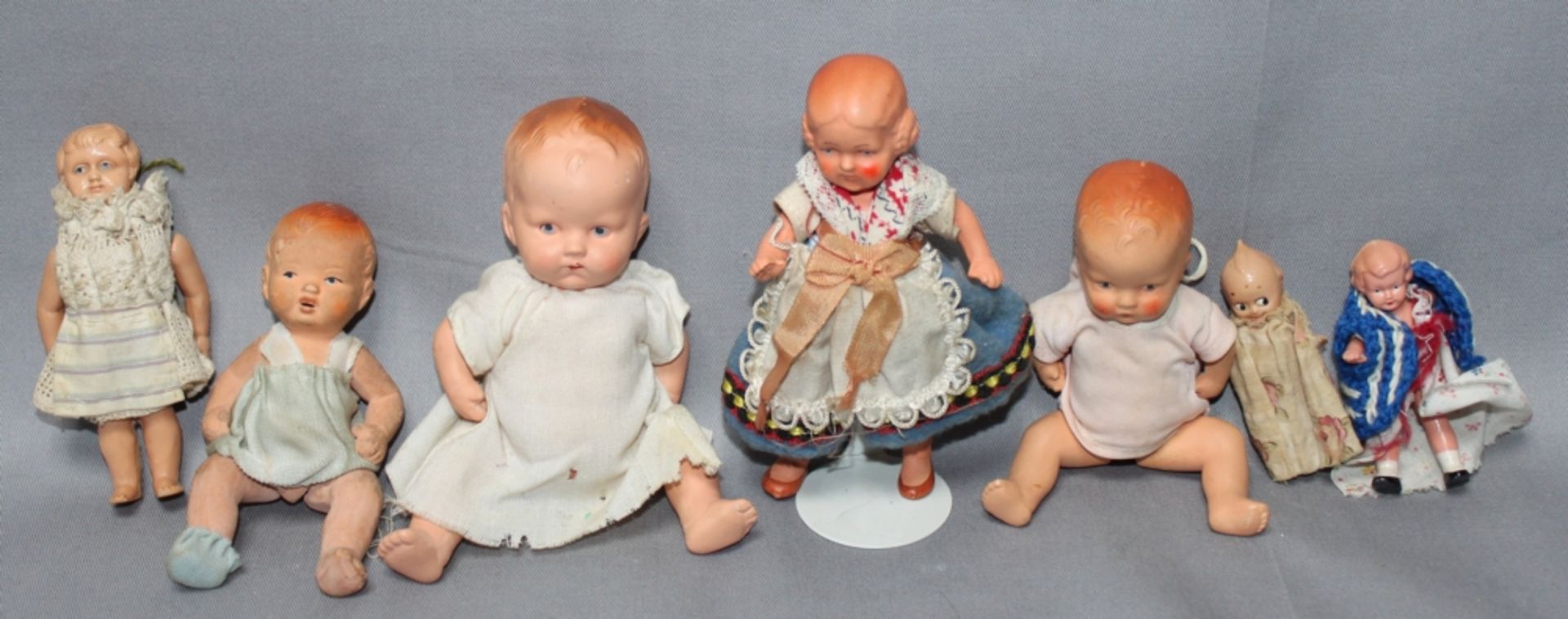 Kinderspielzeug. Babypuppen. Sammlung von sechs kleinen Babypuppen. Aus der Produktion der ersten