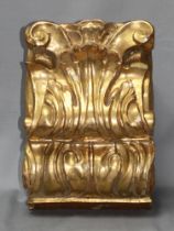 Holz. Ziersockel. Goldfarbener geschnitzter Ziersockel für eine Holzfigur in Form eines Kapitells