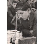 Foto. Fischer, Bobby. Schwarzweißes Pressefoto von Bobby Fischer während einer Partie bei der XIV.