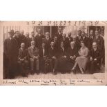 Foto. Hyères 1926. Schwarzweißes Foto mit einer Aufnahme von Teilnehmern und Schachfreunden des