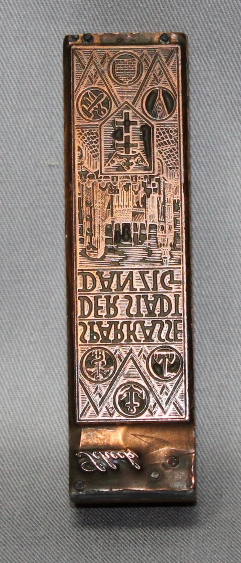 Danzig. Stadtsparkasse – Originale Druckplatte aus Kupfer für das Firmensignet auf Holz montiert.