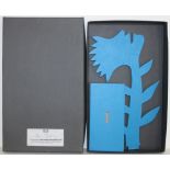 Rong, Ren. (Pflanzenmensch). Blaue scherenschnittartige abstrakte aus Holz ausgesägte Figur.
