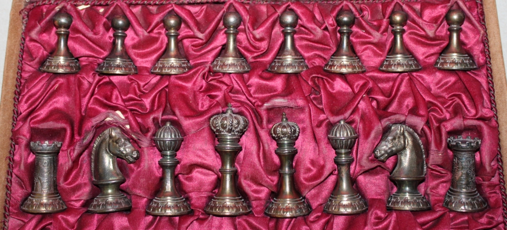 Europa. Türkei. Schachspiel aus Metall. Moderne Figuren im osmanischen Stil in einer Transportbox. - Image 2 of 3