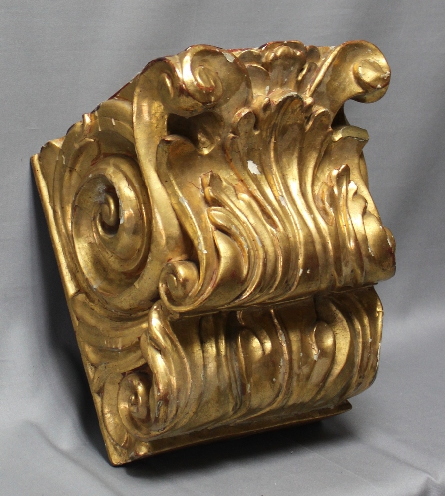 Holz. Ziersockel. Goldfarbener geschnitzter Ziersockel für eine Holzfigur in Form eines Kapitells - Image 2 of 3