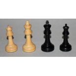 Schachfiguren. Deutschland. Gewichtete Schachfiguren aus Holz im Staunton - Stil. Eine Partei