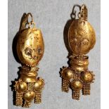 Schmuck. Gold. Ein Paar römischer Goldohrringe. Beide Ohrringe sind gleichförmig als Paar gestaltet.