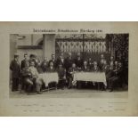 Foto. Nürnberg 1896. Schwarzweißes Foto mit einer Aufnahme der Teilnehmer am Internationalen