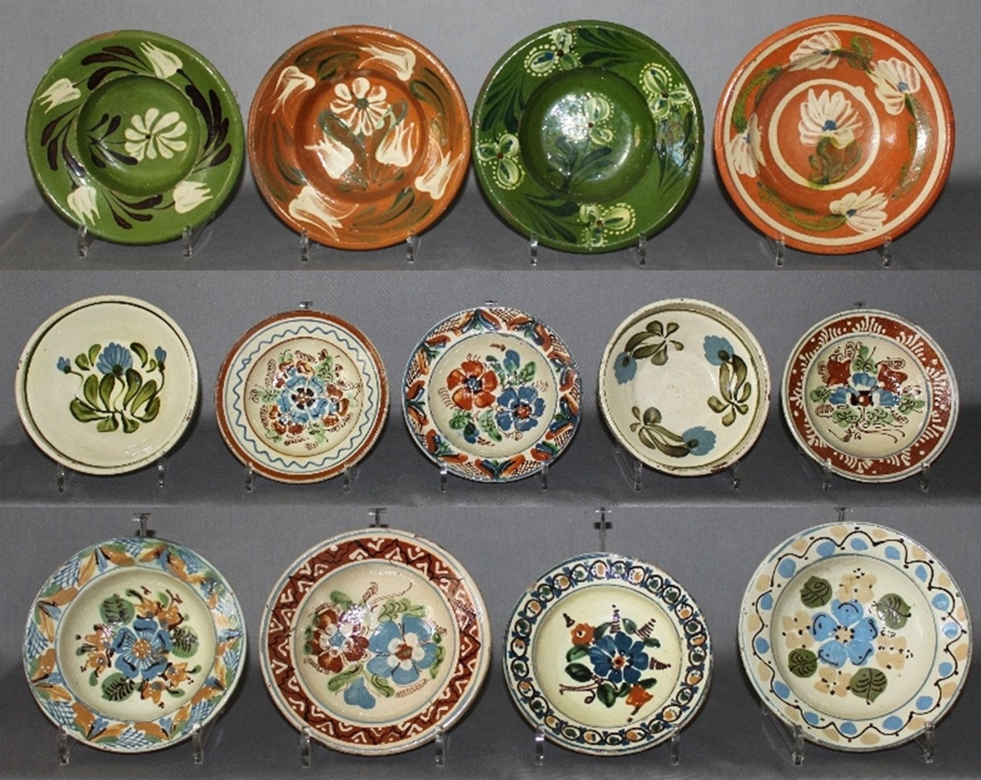 Irdenware. Siebenbürgen - Sammlung von 40 Bauerntellern, unterschiedlich bemalte Teller mit - Image 3 of 4