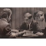 Foto. Fischer, Bobby. Schwarzweißes Pressefoto von Bobby Fischer, Boris Spasski und Lothar Schmid