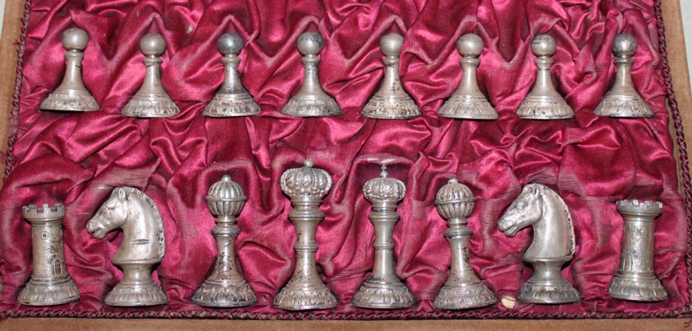 Europa. Türkei. Schachspiel aus Metall. Moderne Figuren im osmanischen Stil in einer Transportbox. - Image 3 of 3