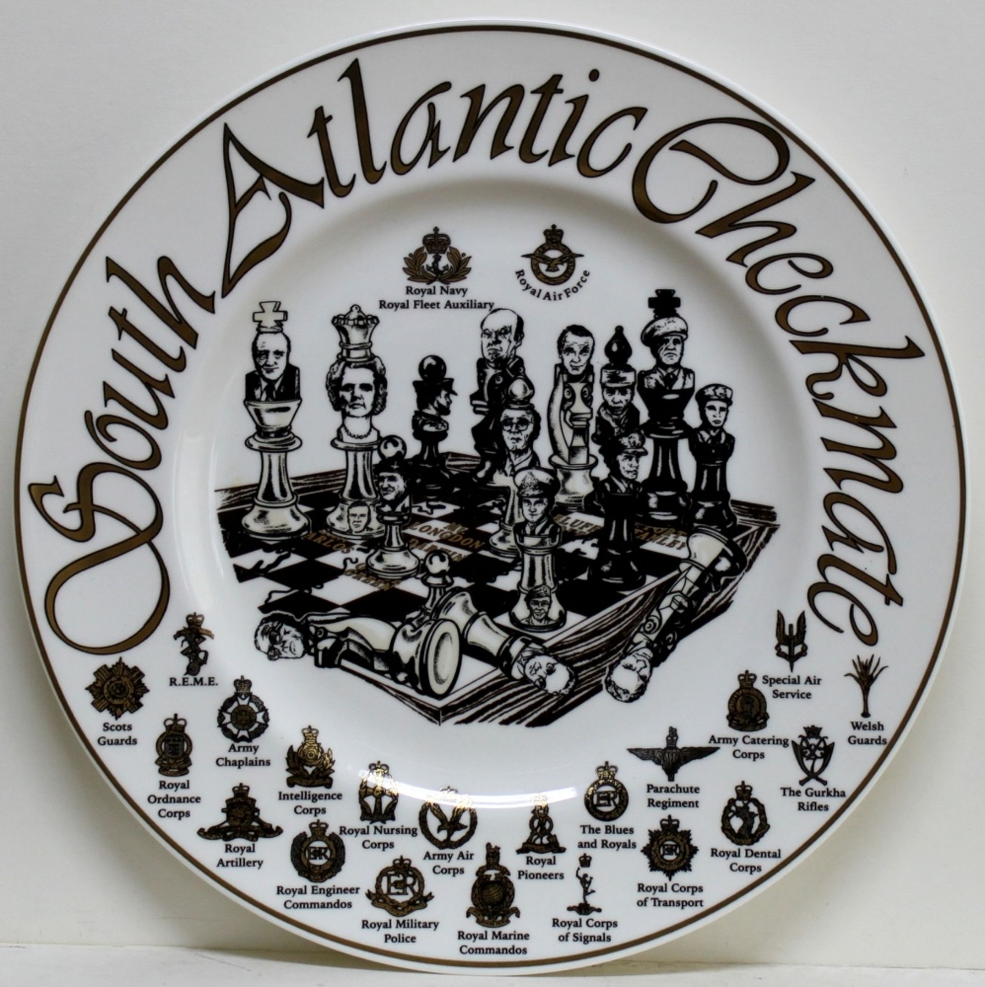 Porzellan. Gedenkteller "South Atlantic Checkmate" zum Falkland - Konflikt mit Schachmotiv. Mit