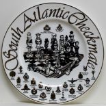 Porzellan. Gedenkteller "South Atlantic Checkmate" zum Falkland - Konflikt mit Schachmotiv. Mit