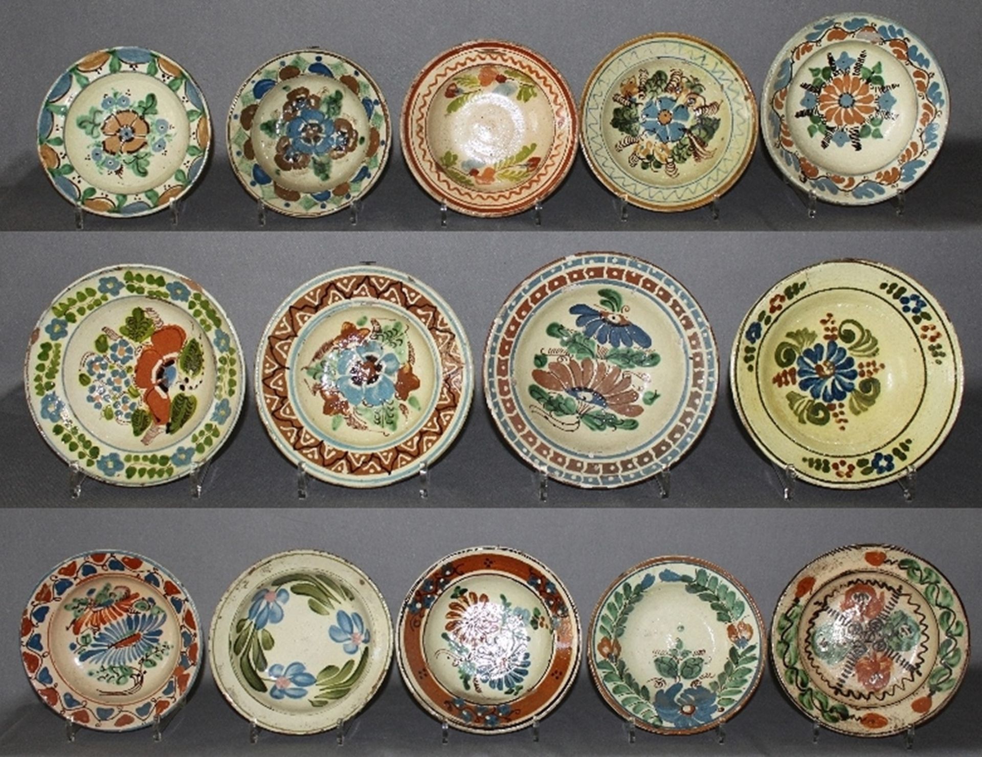 Irdenware. Siebenbürgen - Sammlung von 40 Bauerntellern, unterschiedlich bemalte Teller mit - Image 2 of 4