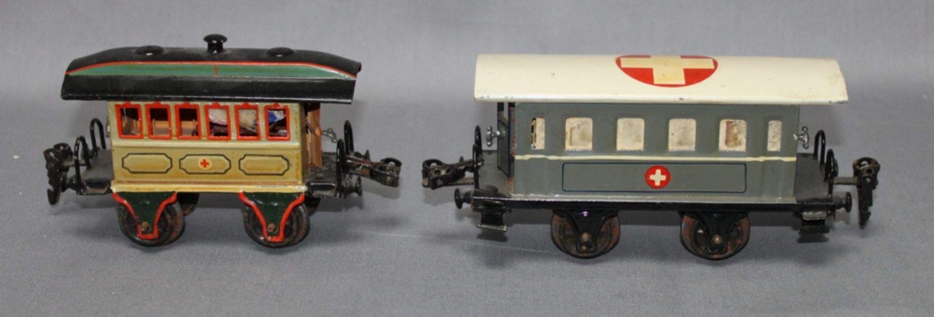 Kinderspielzeug. Eisenbahn. Märklin. 2 Sanitätswagons mit aufschiebbarem Dach. Unterschiedliche