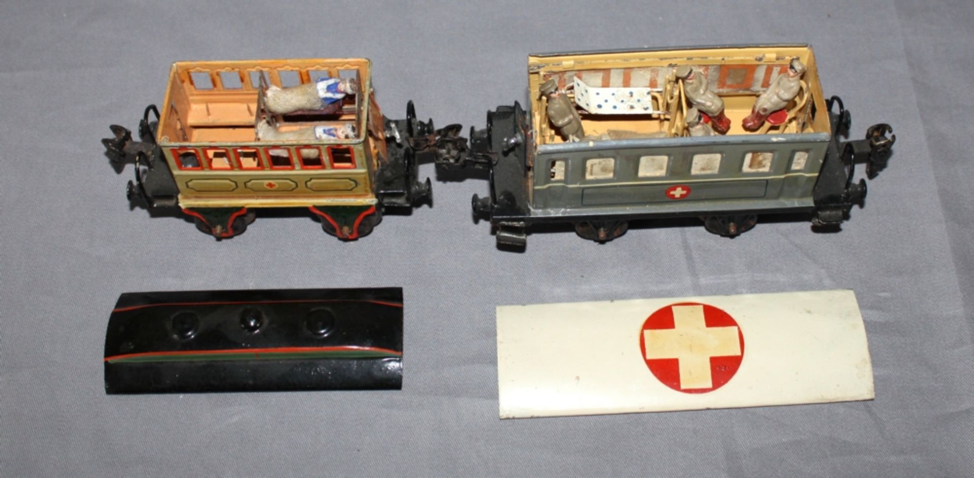 Kinderspielzeug. Eisenbahn. Märklin. 2 Sanitätswagons mit aufschiebbarem Dach. Unterschiedliche - Image 2 of 2