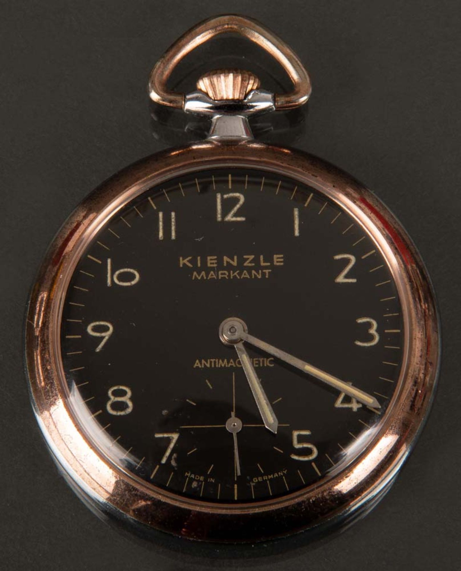 Offene Herrentaschenuhr „Kienzle“. Kupfer versilbert, mit Dreiviertelplatine und