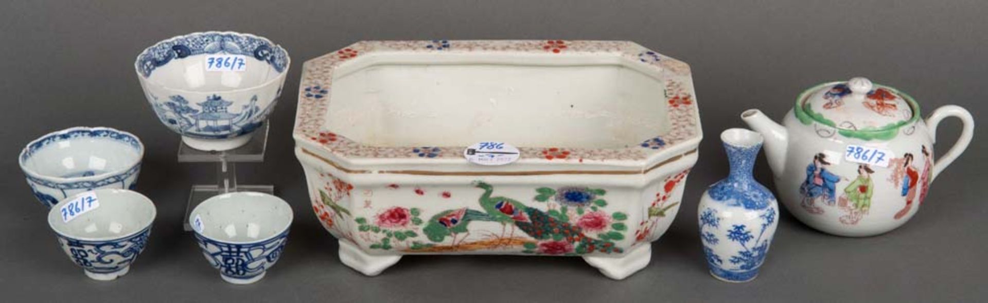 Konvolut Porzellan. Asien. Bestehend aus: Teekanne, Schale, Vase und Koppchen, bemalt, H=4 cm bis