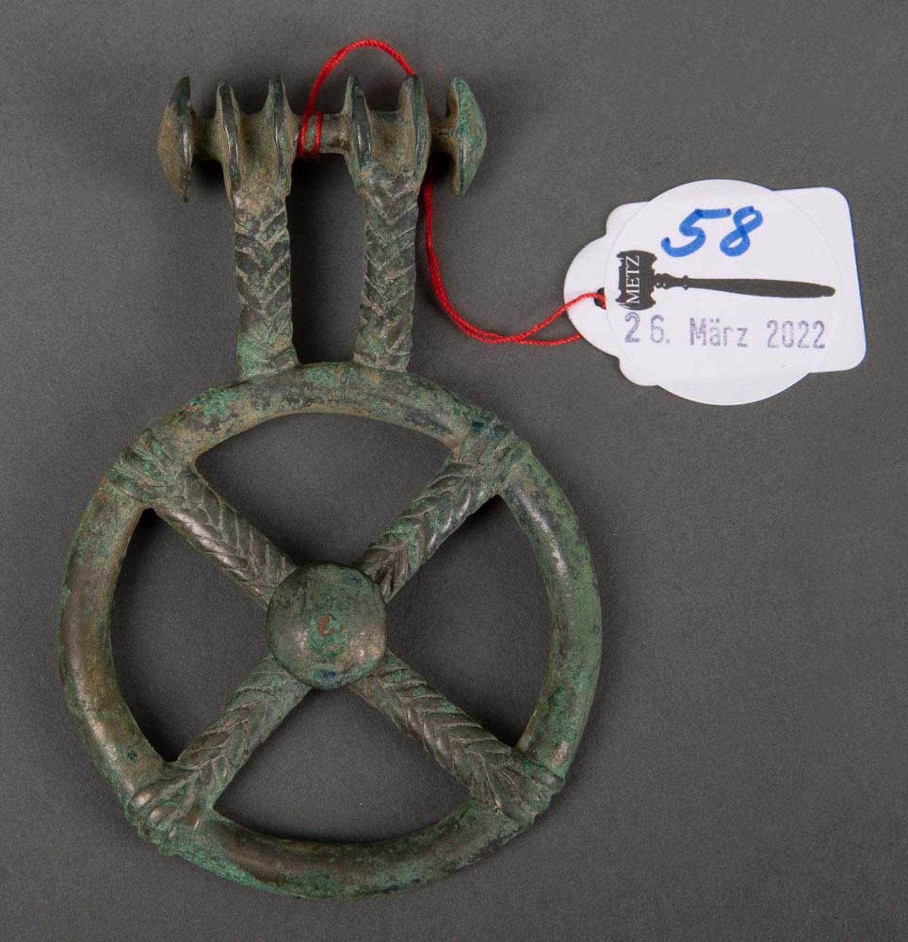 Wohl Pferdezaumzeug „Wangenteil“. Römisch. Bronze, H=10,5 cm, D=6,8 cm.