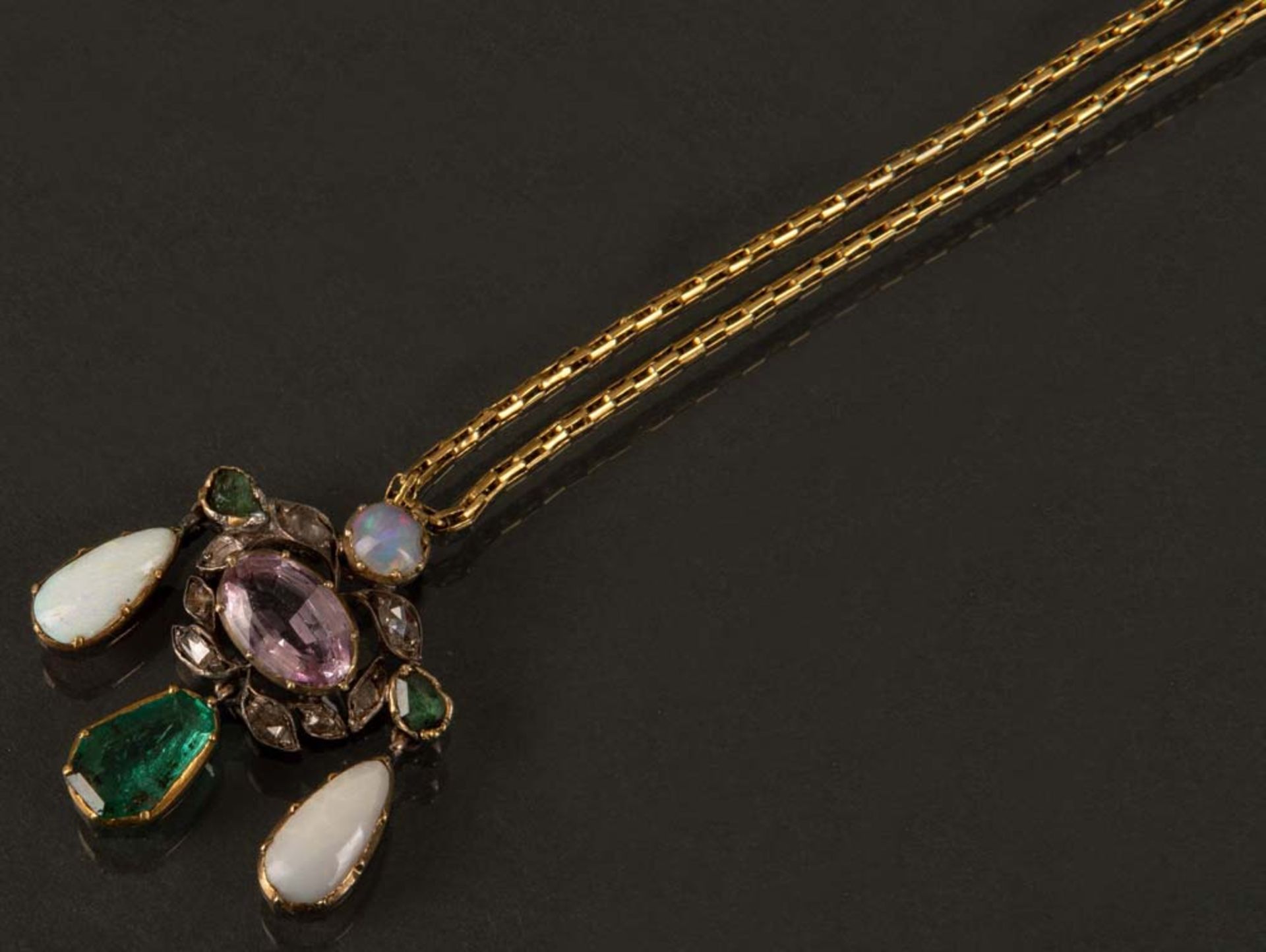 Collier. 14 ct Gelbgold, besetzt mit Amethyst, Opalen und Smaragden, ca. 8 g, L=42 cm.