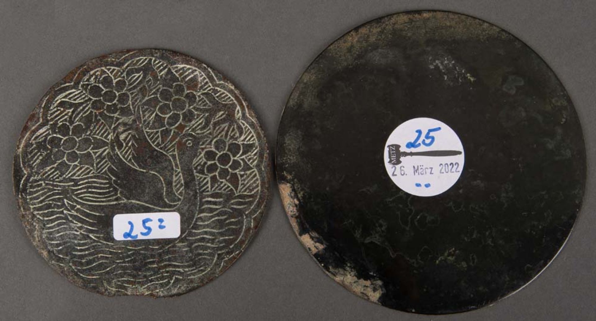 Zwei Spiegelscheiben. Lt. Rechnung östlicher Mittelmeerraum 10. bis 12. Jh. n. Chr. Bronze, eine