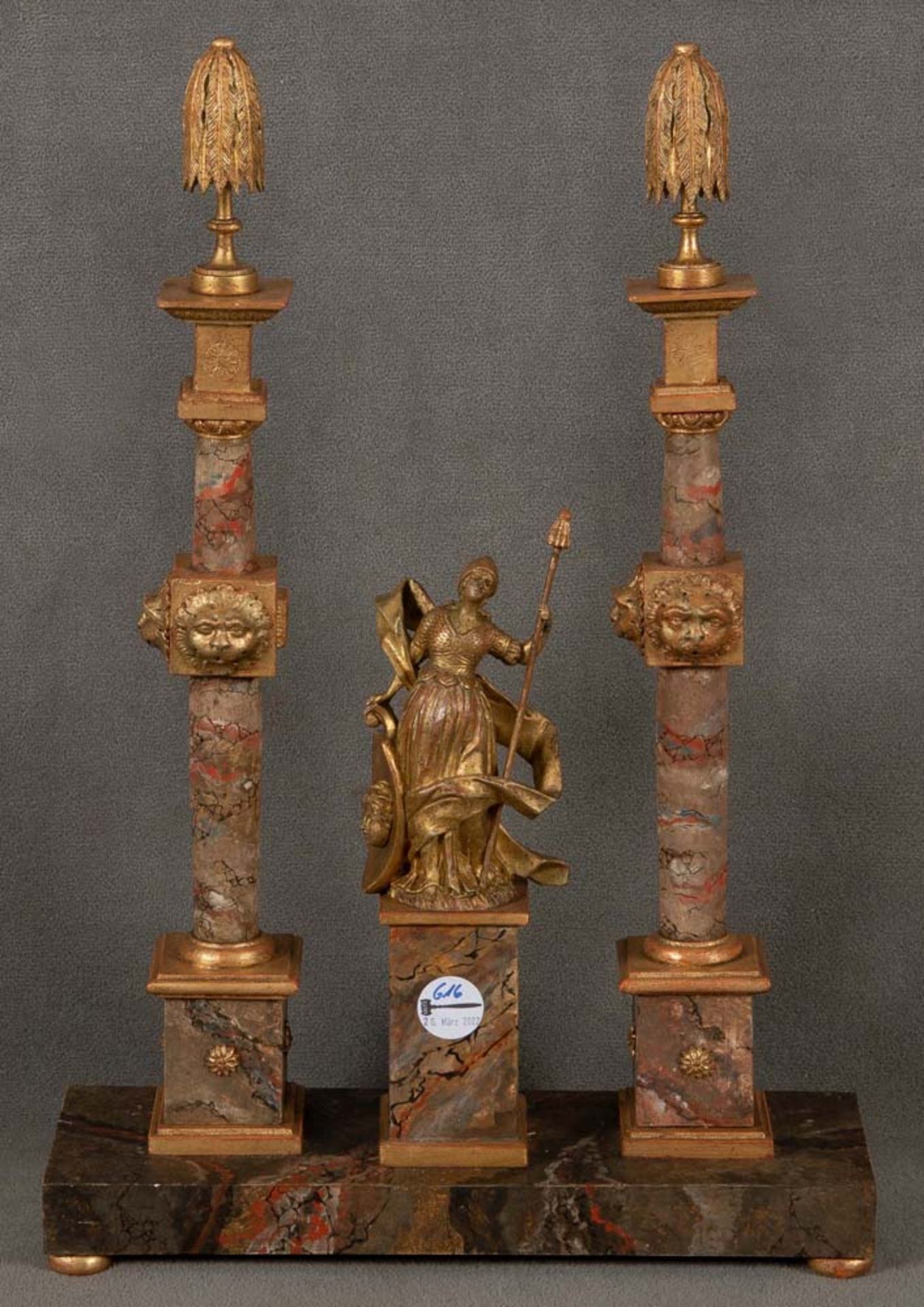 Athena mit Doppelsäulen. Deutsch 18. Jh. Massivholz, teilw. geschnitzt, auf Kreidegrund vergoldet