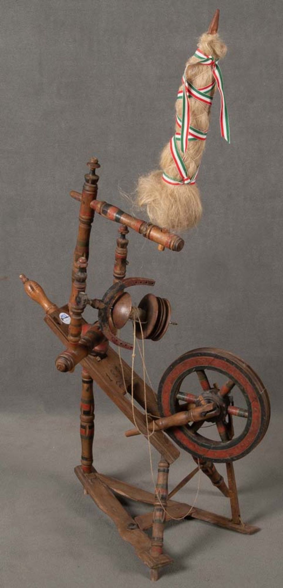 Spinnrad. Deutsch 19. Jh. Massivholz, teilw. bemalt, H=118 cm. **