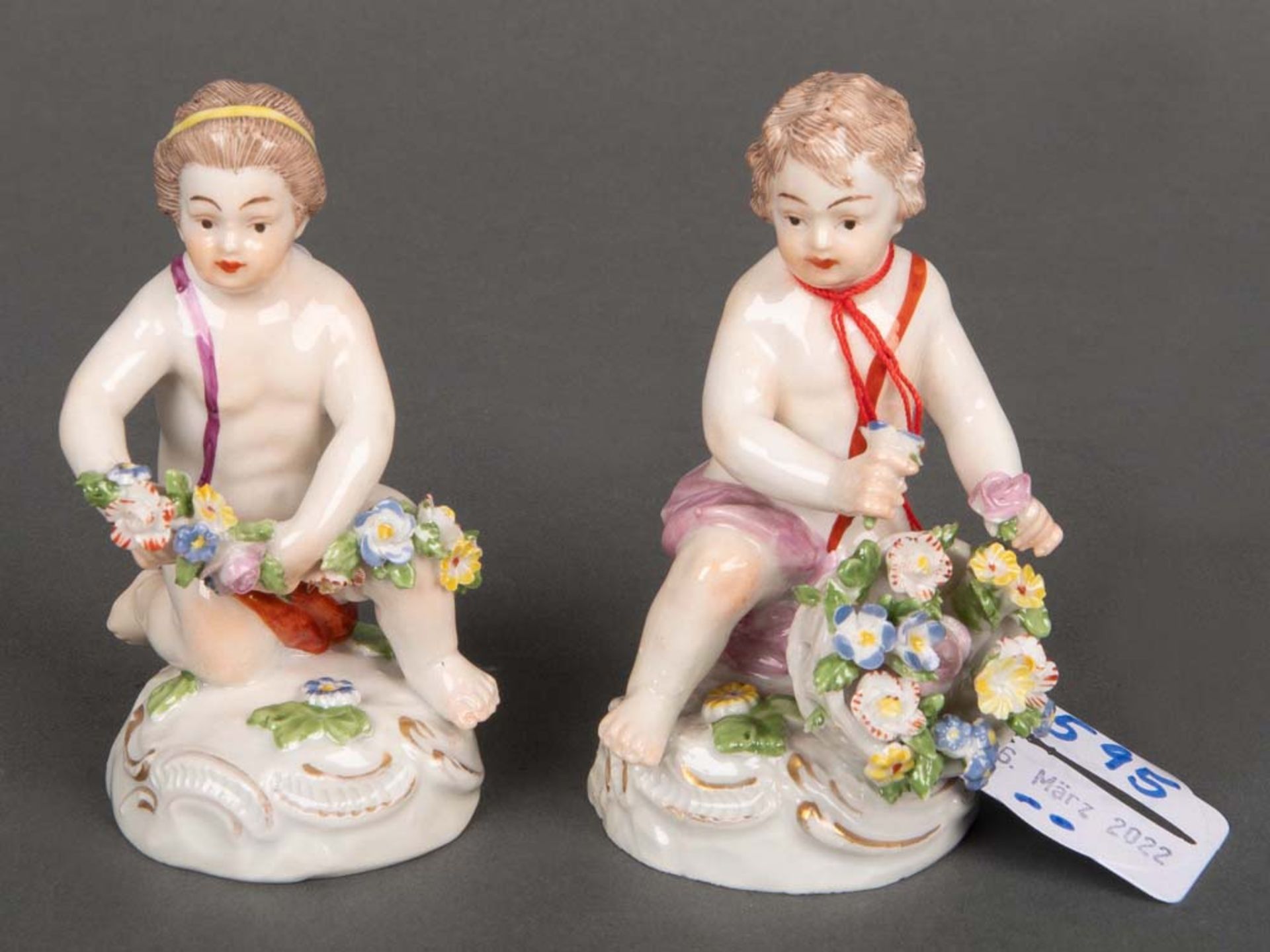 Zwei Figuren mit Blumen. Deutsch 20. Jh. Porzellan, bunt bemalt, am Boden unterglasurblaue,