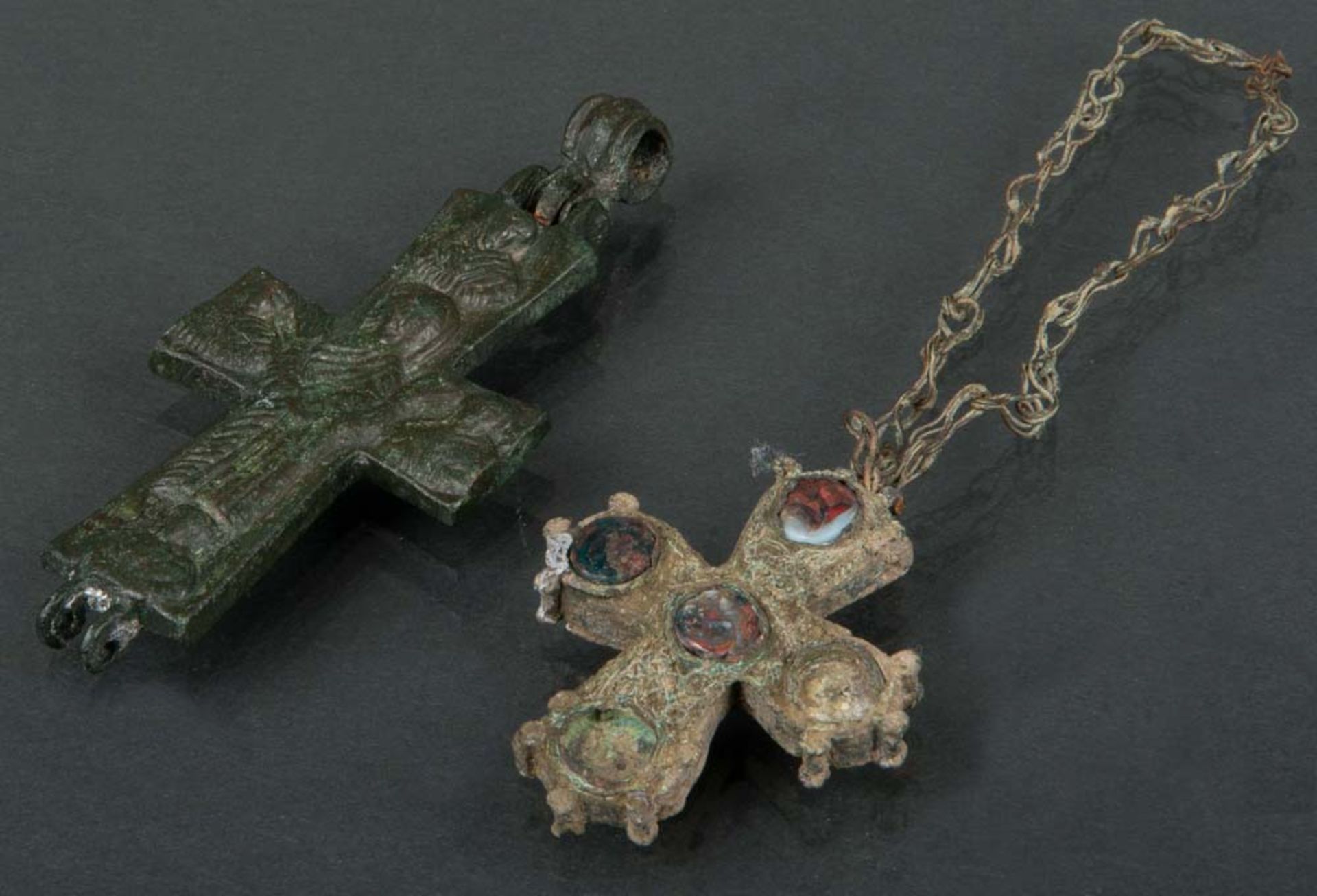 Zwei Kreuze. Lt. Rechnung Byzantinisch 6. bis 8. Jh. n. Chr. Bronze, teilw. reliefiert bzw. mit