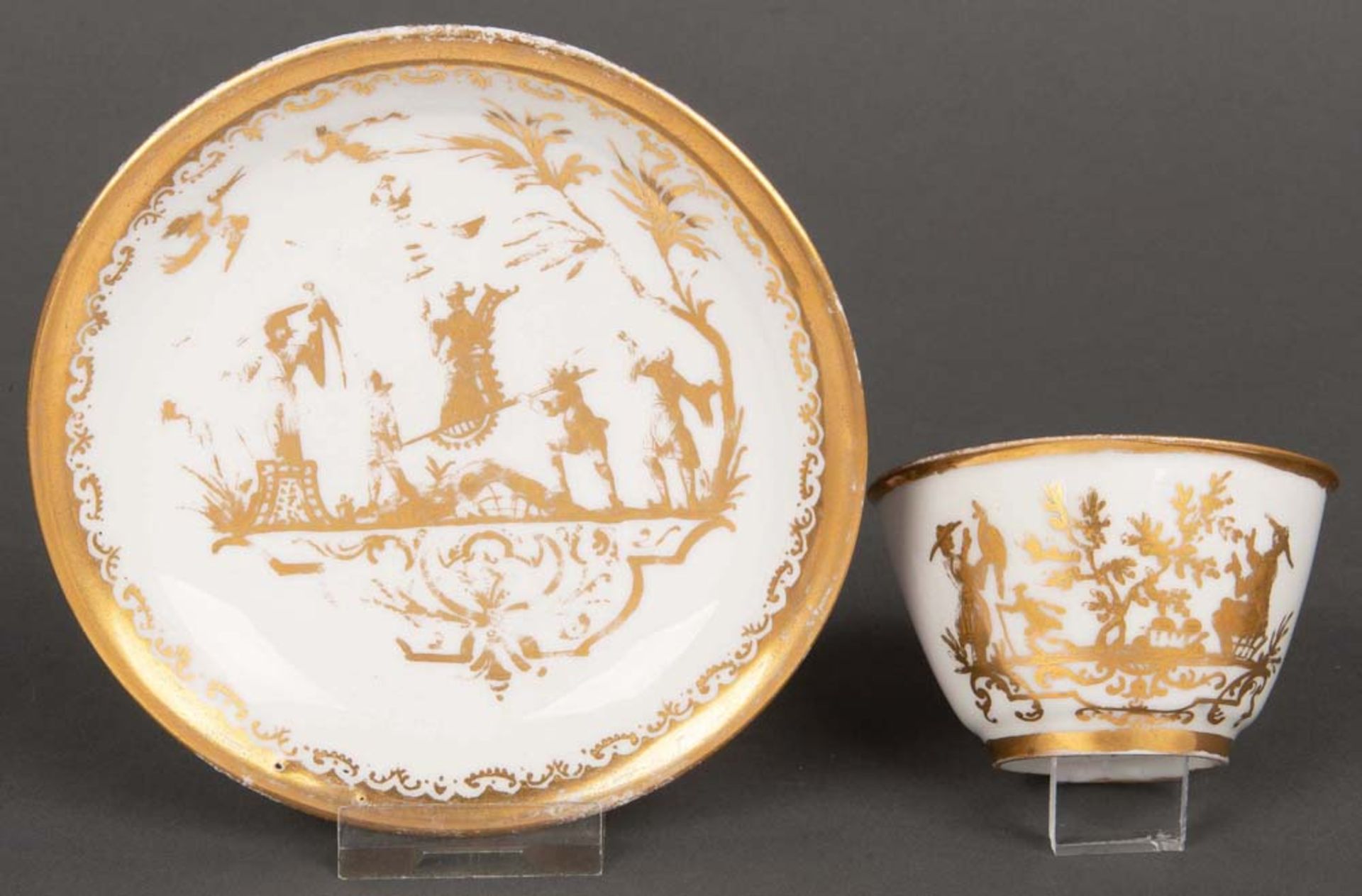 Koppchen mit Unterschale. Meissen um 1725. Schauseiten bemalt mit Goldchinoiserien, teilw.