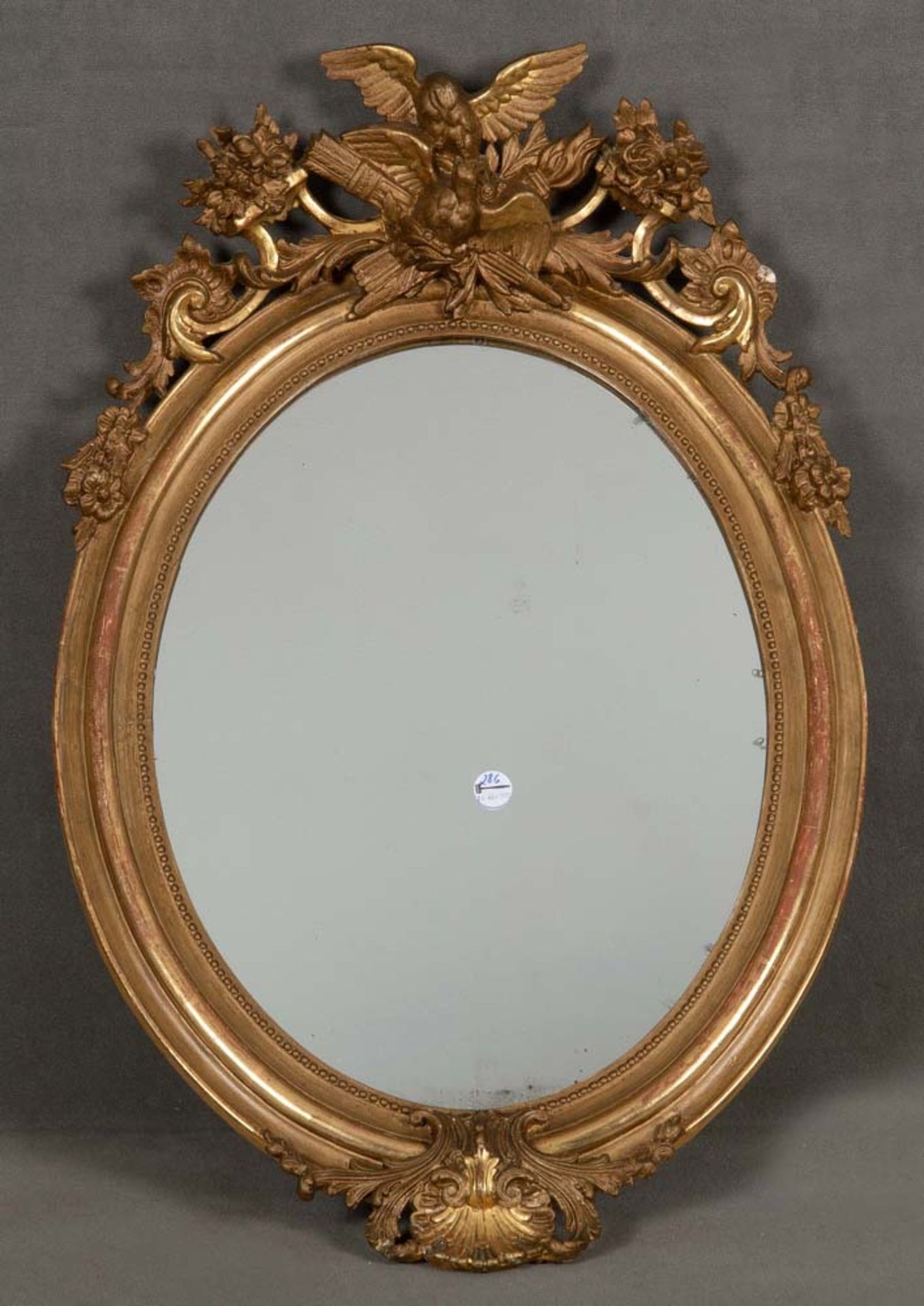 Ovaler Spiegel. Deutsch 1880. Holz und Stuck, auf Kreidegrund gold gefasst, H=100 cm, B=67 cm. (