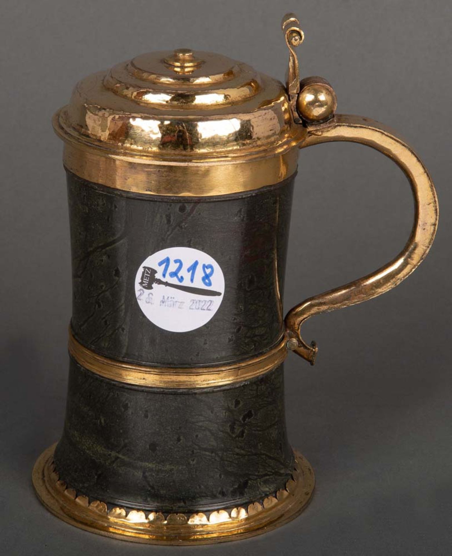 Serpentin-Humpen. Sachsen um 1700. Poliert, mit vergoldeter Kupfermontur. H=13,5 bzw. 17,3 cm.