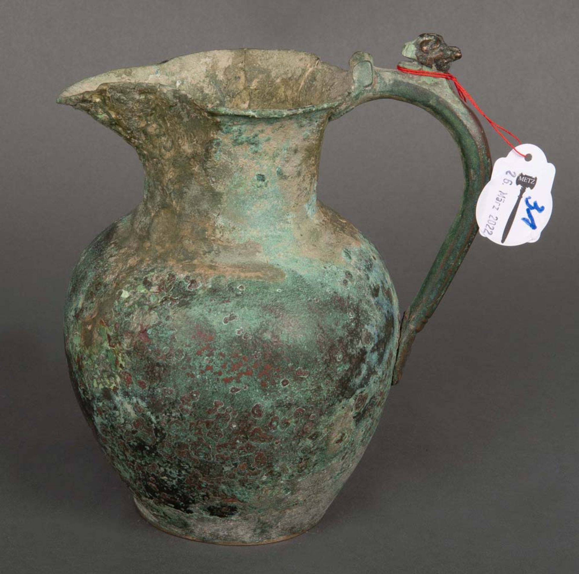 Henkelkrug. Wohl Urartu 8. Jh. v. Chr. Bronze, getrieben, H=20 cm, Provenienz: Athena, München.