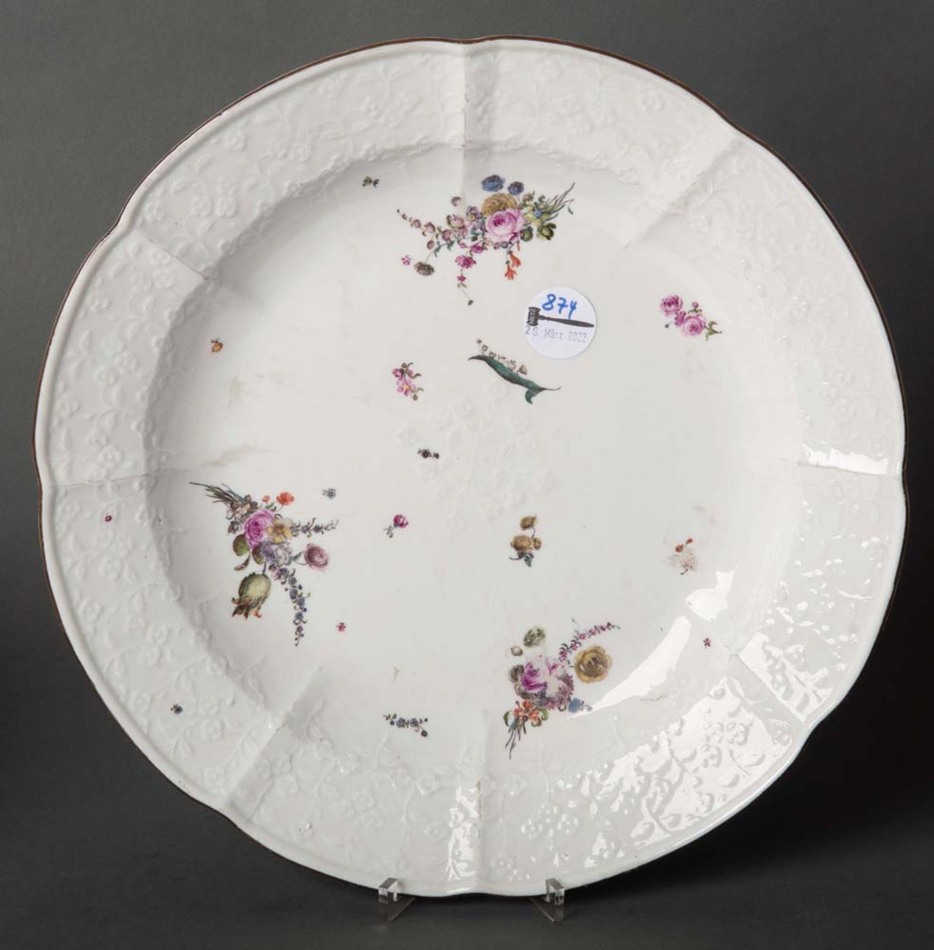 Große runde Platte. Meissen 1750. Porzellan mit Blütenrelief. Freiräume bunt bemalt mit