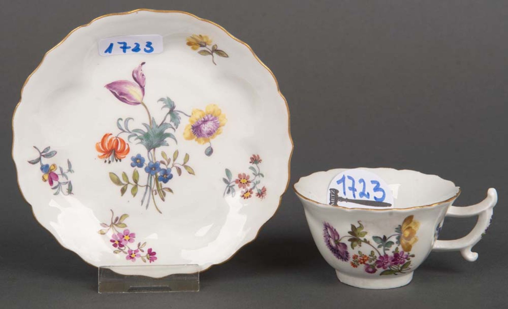 Mehrpassige Tasse mit Unterschale. Meissen 1750. Porzellan, bunt bemalt mit Floraldekor und