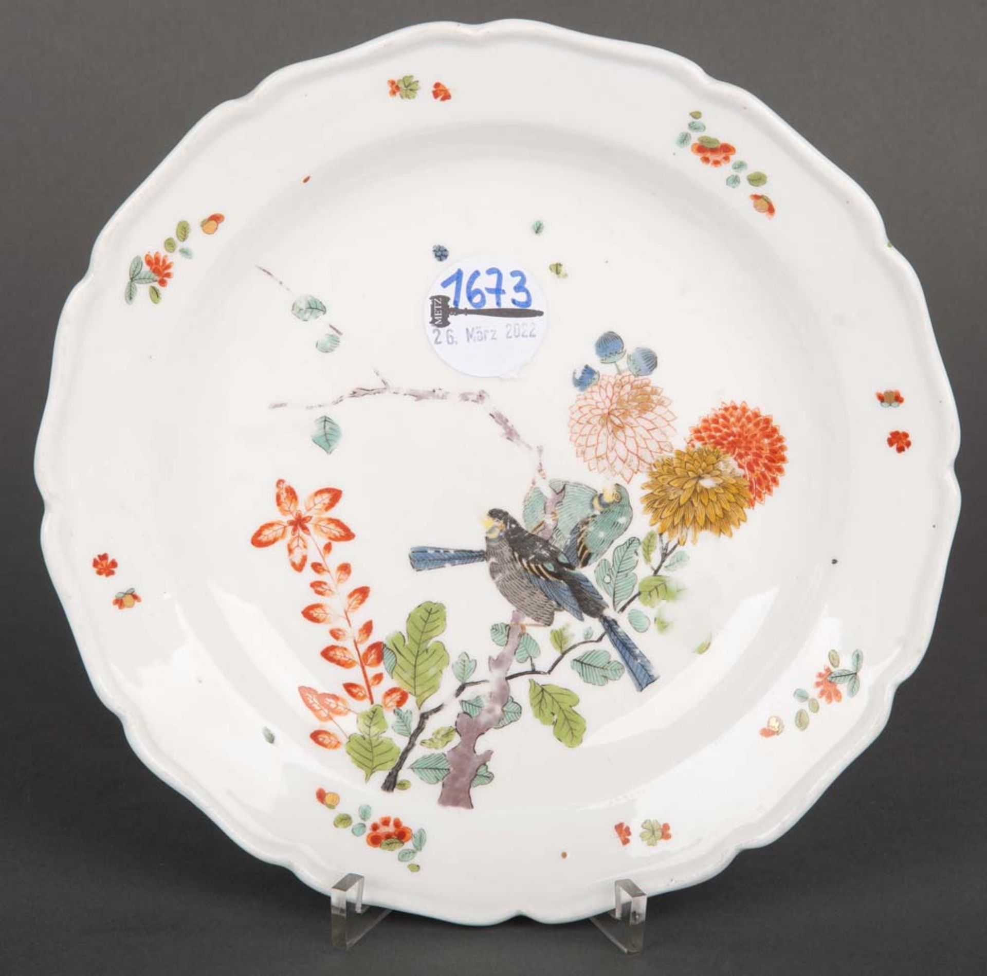 Teller. Meissen 1735. Porzellan, bunt bemalt mit Kakiemonblüten und exotischen Vögel. Verso