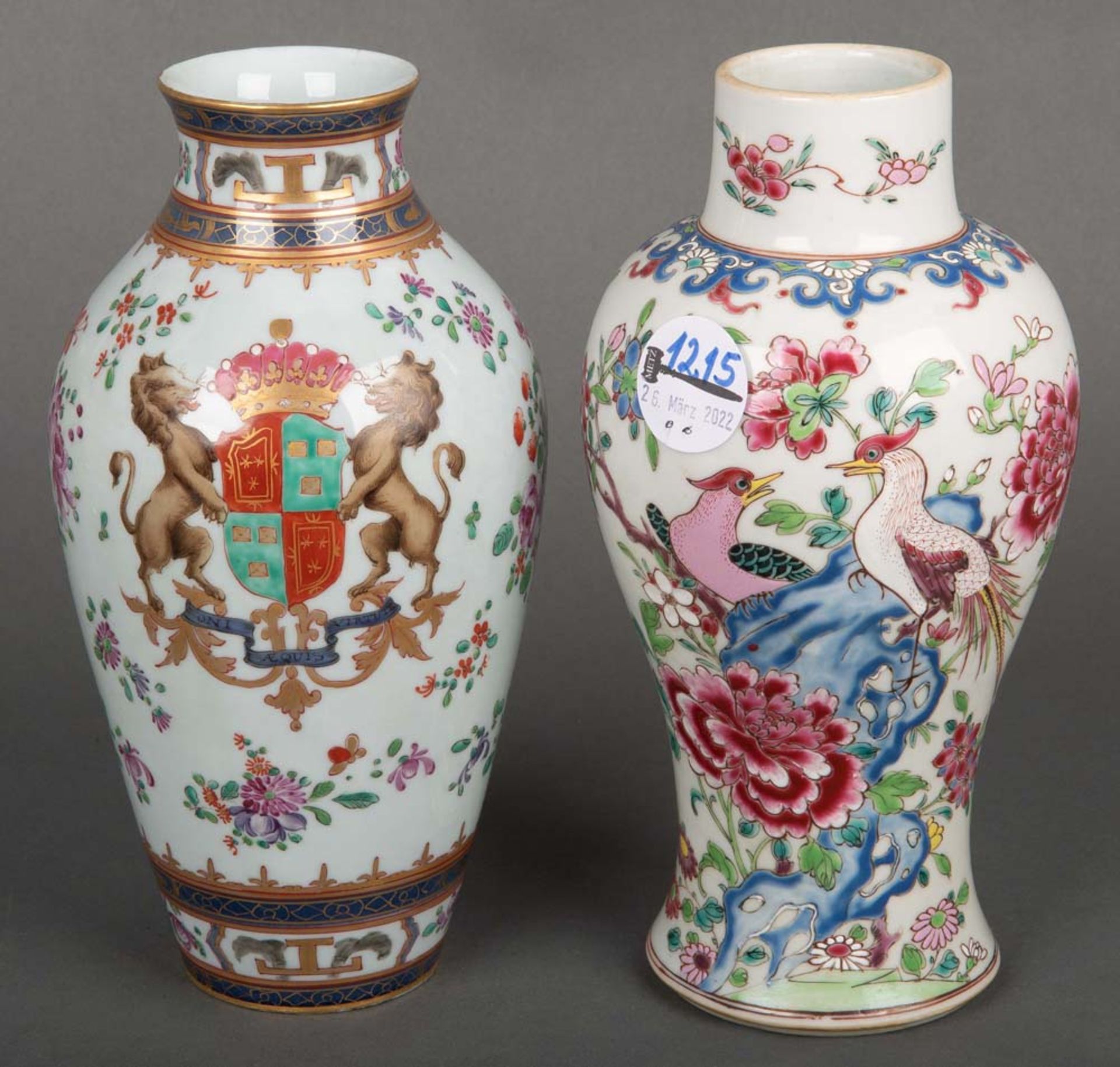 Zwei Vasen. Asien. Porzellan, bunt bemalt, H=23 cm.