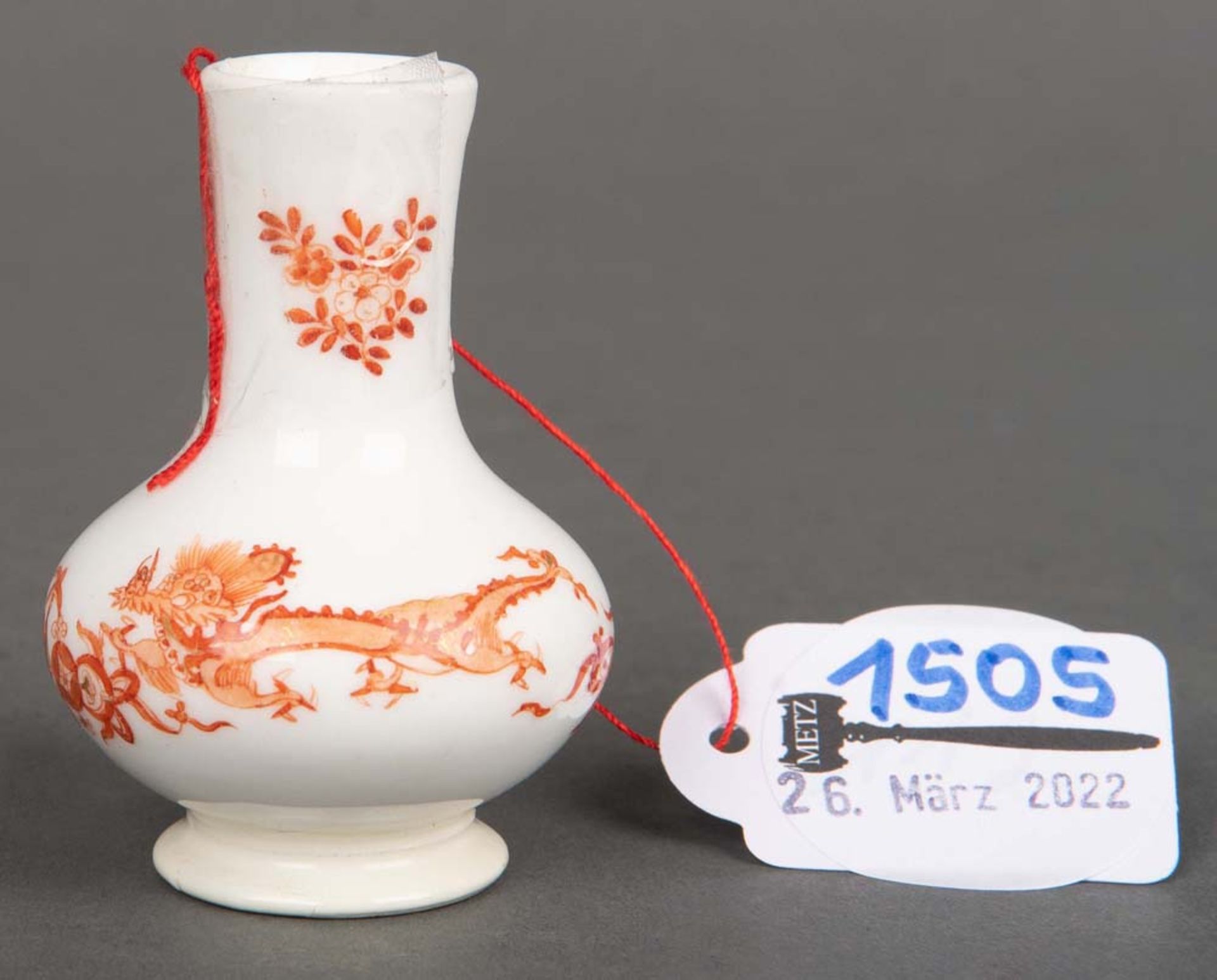 Miniaturvase mit „Drachendekor“. Meissen 19. Jh. Porzellan, korallenrot bemalt. Am Boden