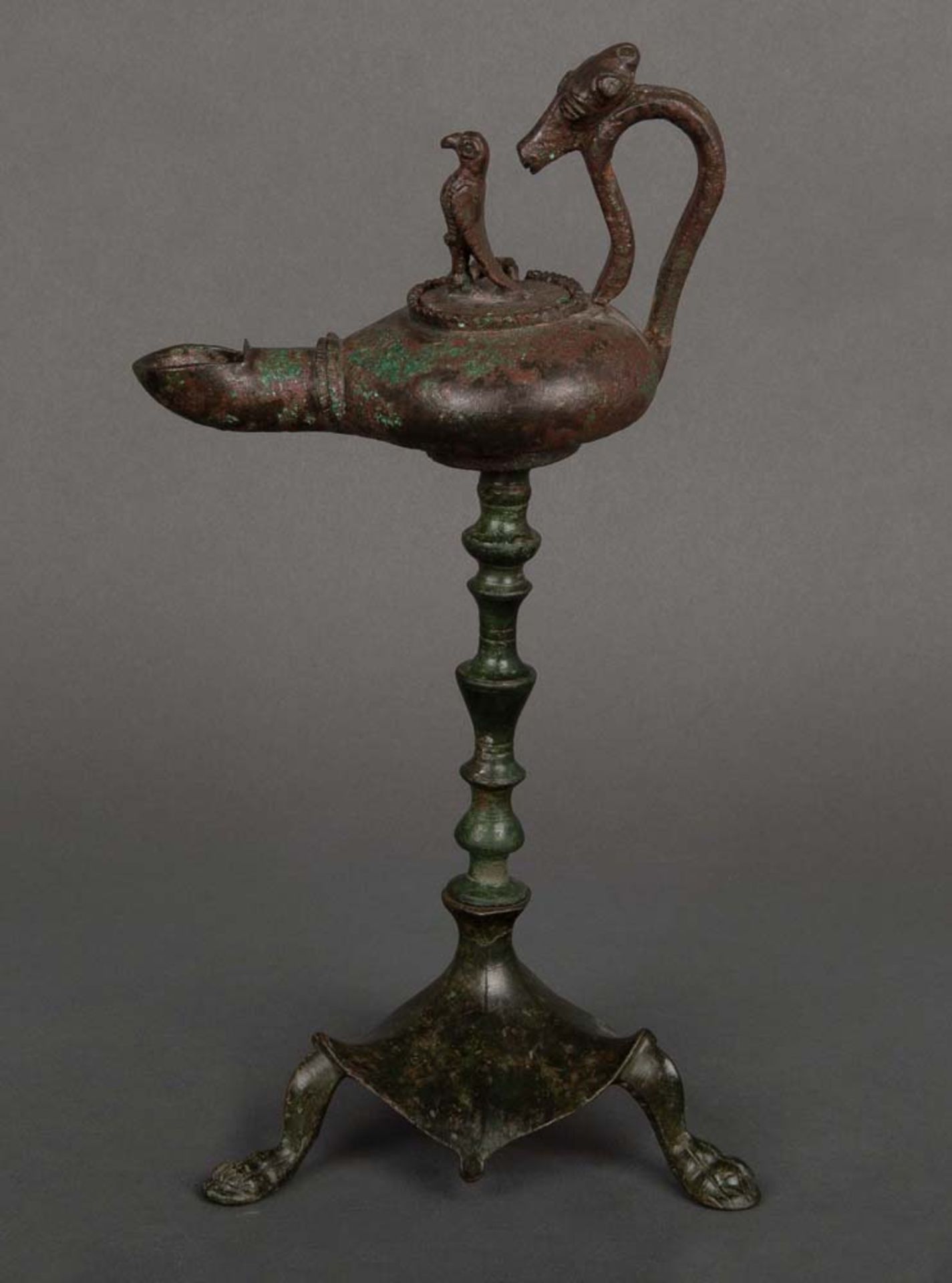 Öllampe mit Vogelknauf auf Ständer, abnehmbar. Lt. Rechnung Römisch, 2./3. Jh. n. Chr. Bronze,