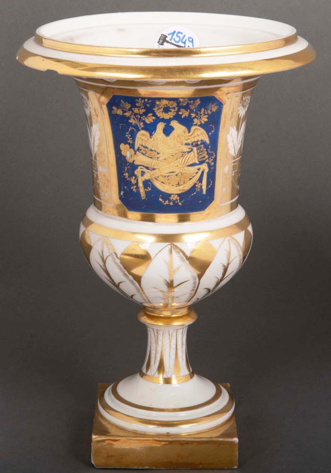 Empire Vase. Paris um 1805. Porzellan aufwändig gold staffiert und radiert. Am Boden unleserlich