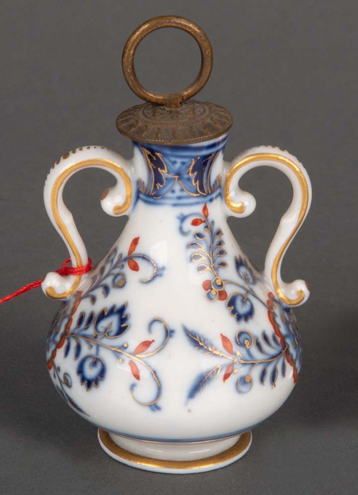 Kleine Doppelhenkelvase „Zwiebelmusterdekor“. Meissen 19.Jh. Porzellan, unterglasur bunt bemalt, - Bild 2 aus 3