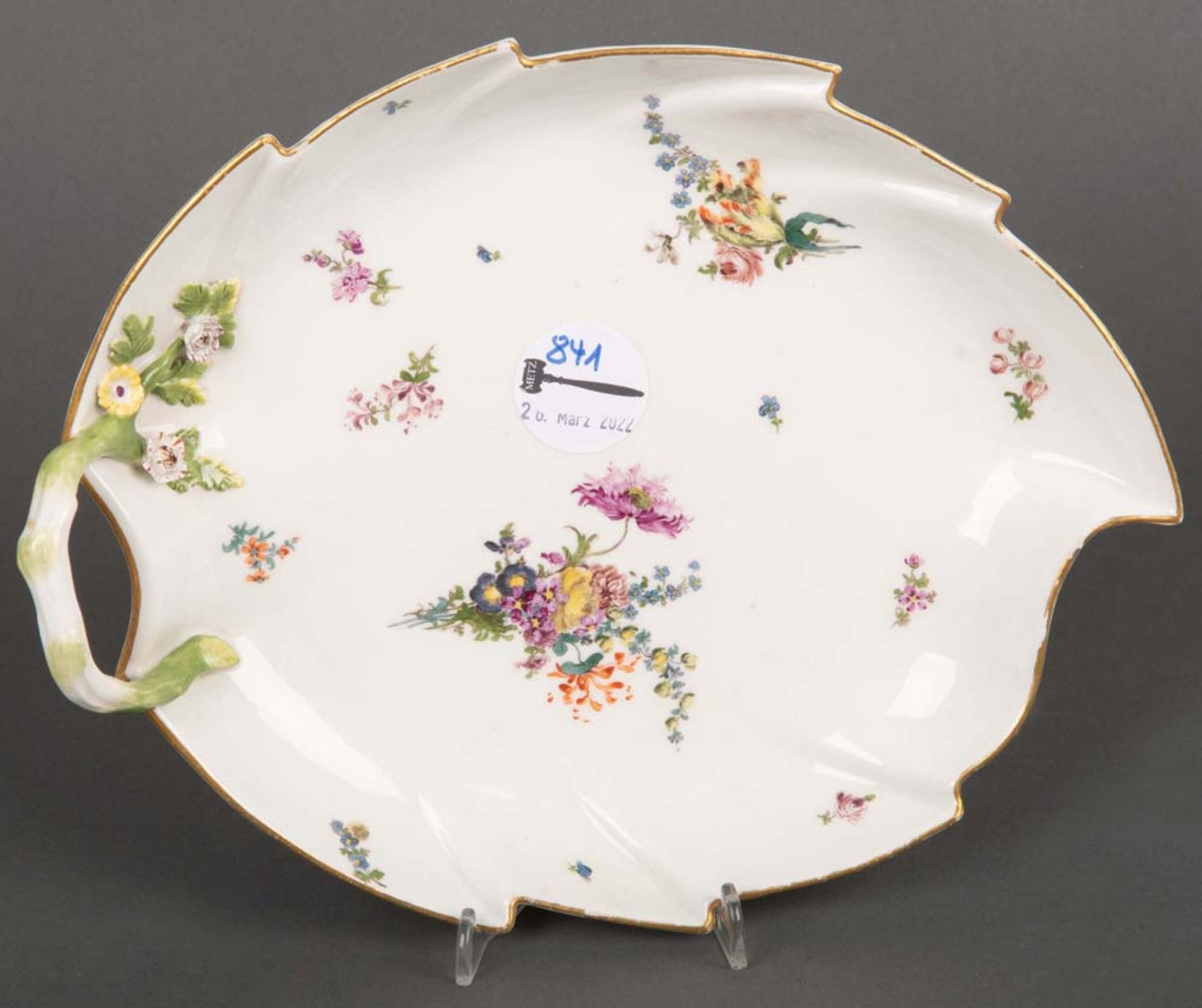 Große Blattschale. Meissen 1750. Porzellan, bunt floral bemalt, mit Goldrand. Verso unterglasurblaue