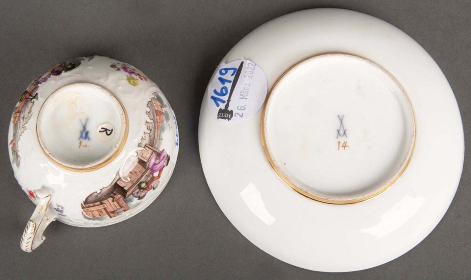 Tasse mit Unterschale „Dulongrelief“. Meissen 1745. Porzellan, bunt bemalt mit Bauernszenerien in - Bild 3 aus 3