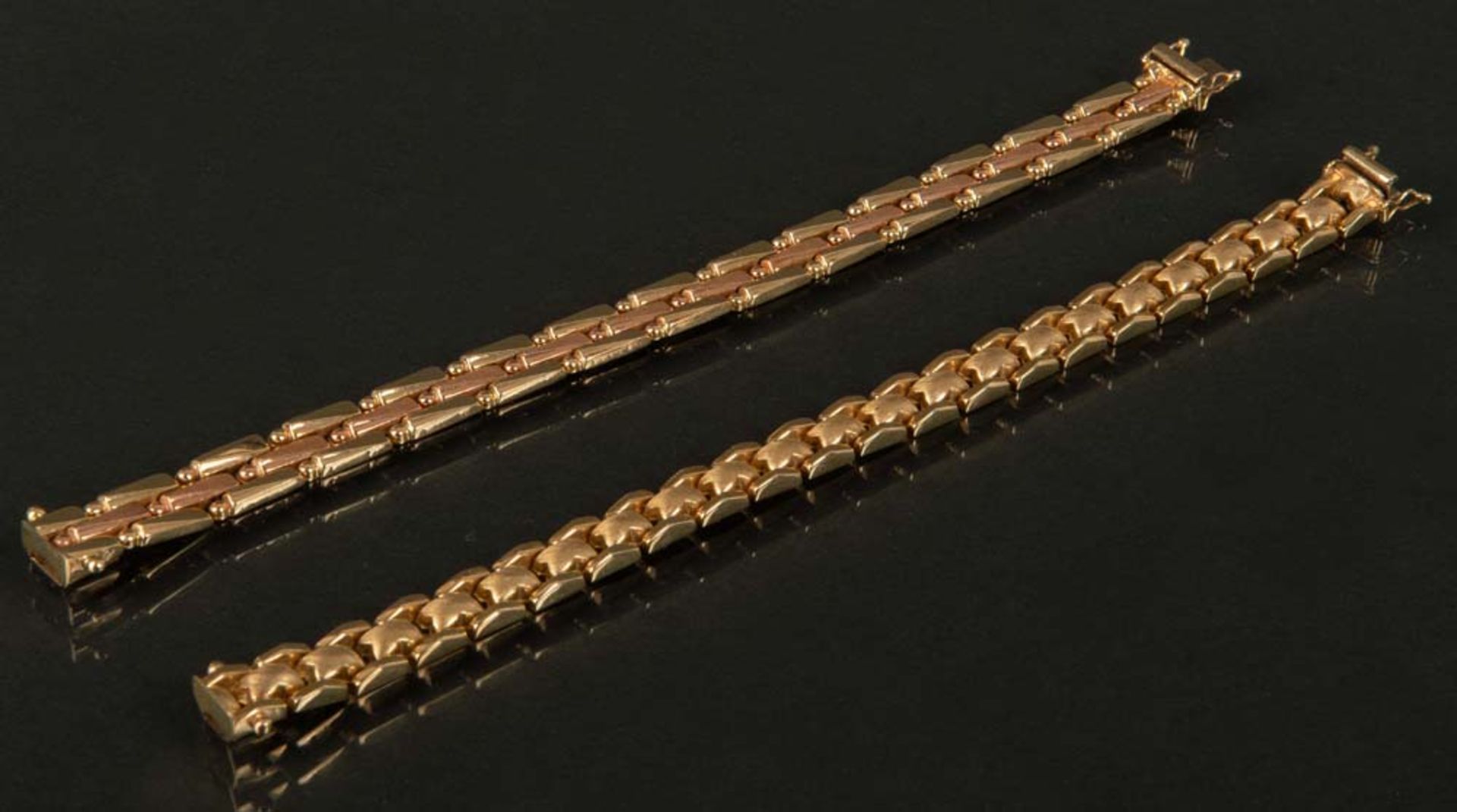 Zwei Armbänder. 14 ct Gelb- bzw. Rotgold, ca. 41 g, L=19 / 19,5 cm.