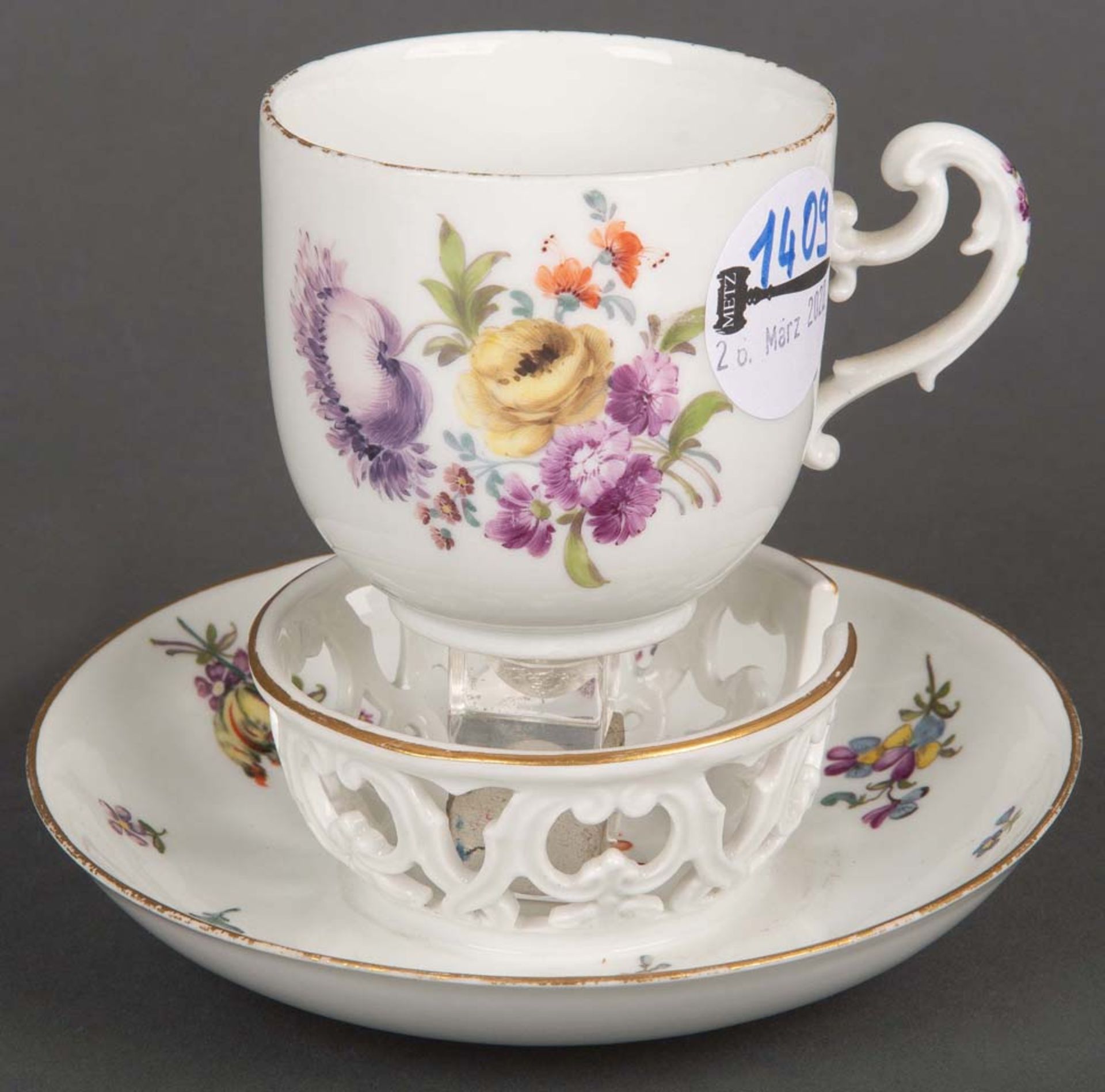 Trembleuse. Meissen 1750. Porzellan, bunt bemalt mit Floraldekor und Goldrand. Am Boden