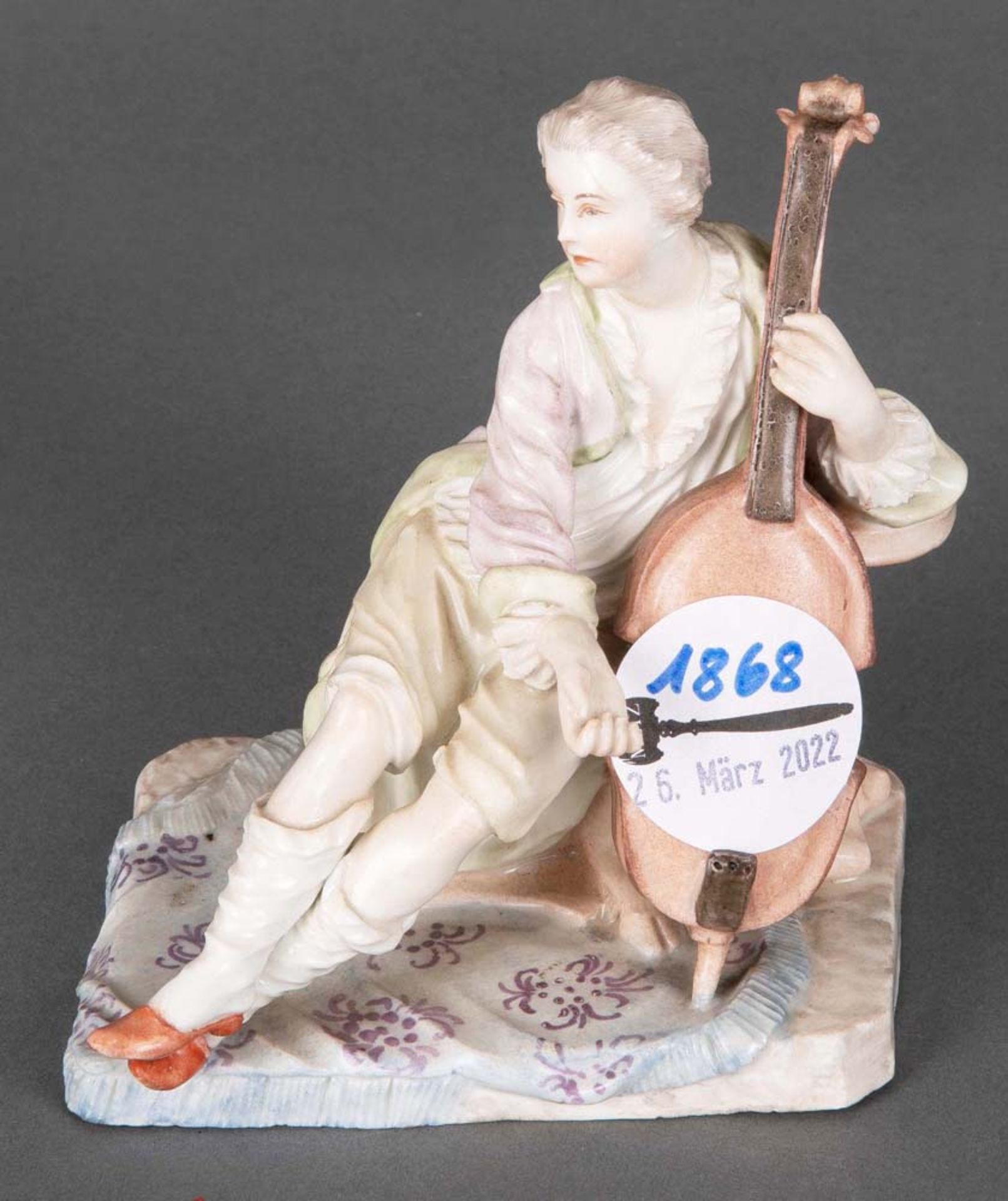 Cellospieler. Ludwigsburg 1764-67. Porzellan, am Boden unterglasurblaue, bekrönte und ligierte CC-