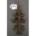 Kruzifix. Wohl Süddeutsch 17./18. Jh. Bronze, beidseitig reliefiert, H=14,7 cm, B=6,3 cm.