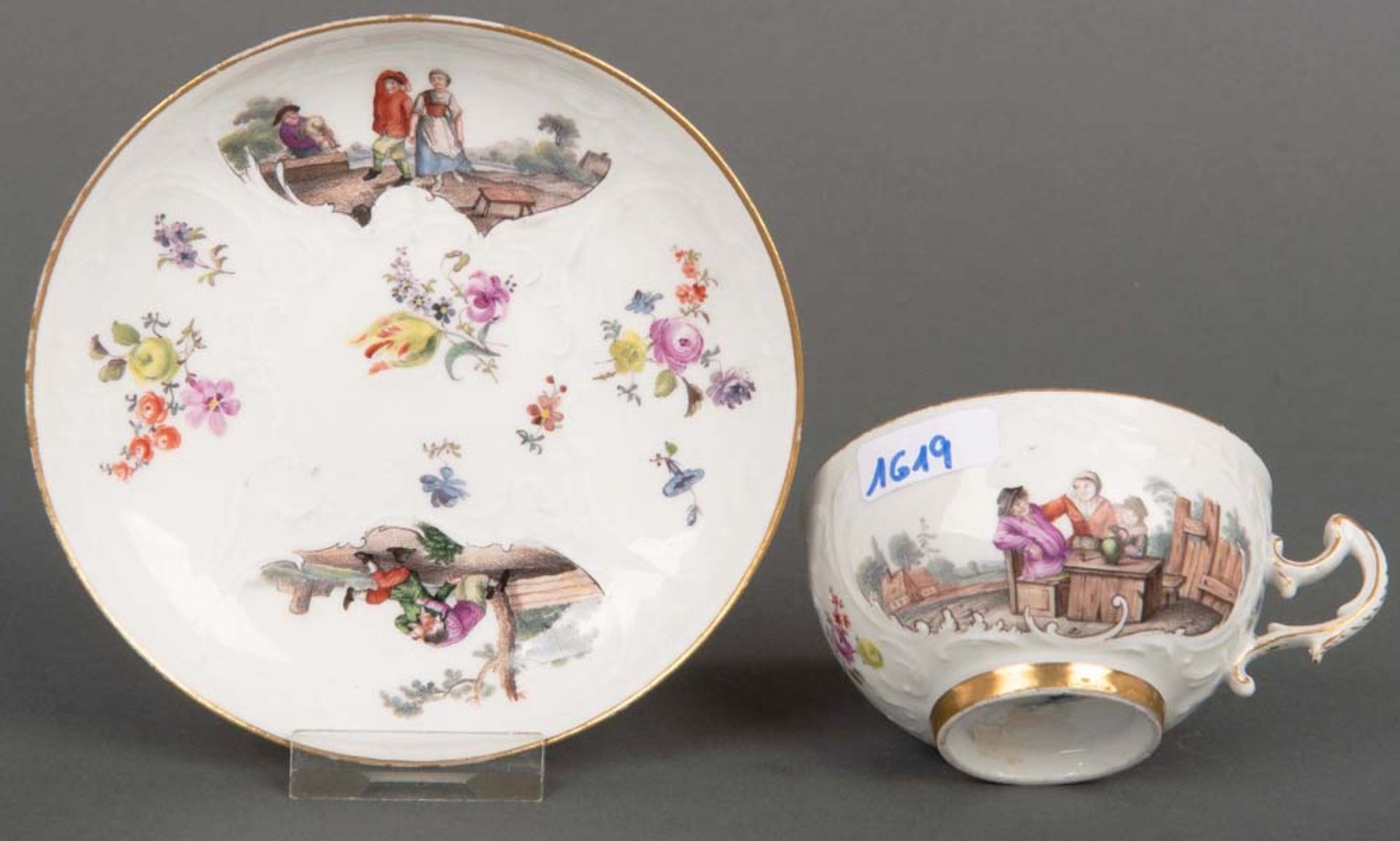 Tasse mit Unterschale „Dulongrelief“. Meissen 1745. Porzellan, bunt bemalt mit Bauernszenerien in