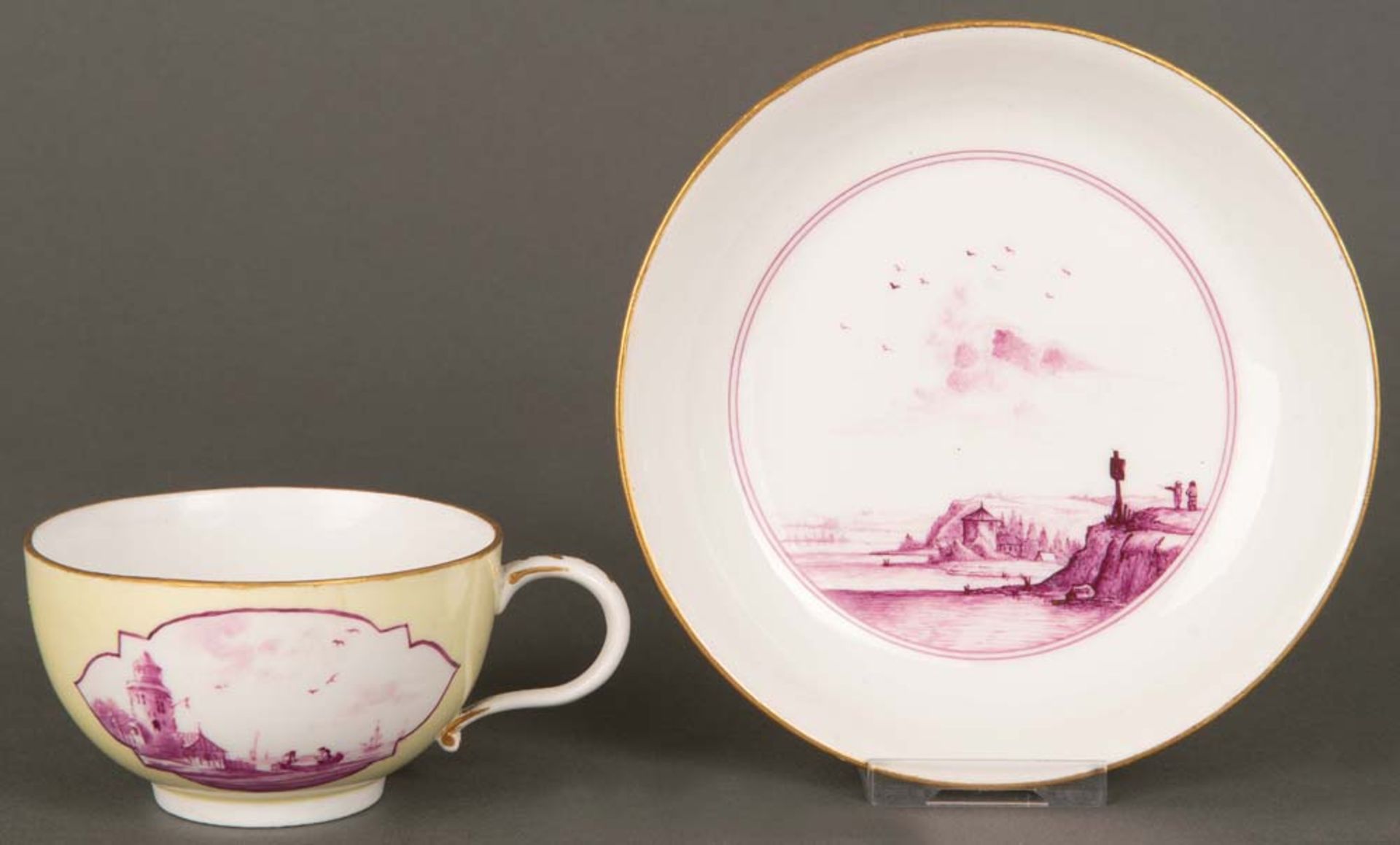 Tasse mit Unterschale. Meissen 1750. Porzellan, purpur bemalt mit Uferlandschaften auf gelbem